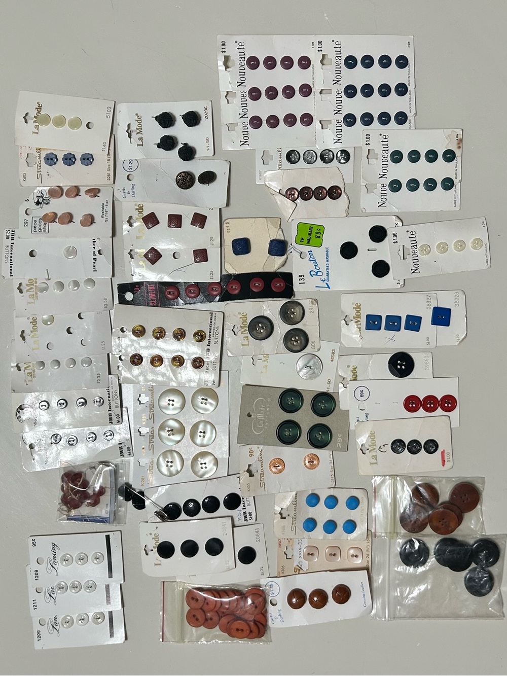 Vintage lot of buttons. Over 200+ Assorted 📍🪡🧵